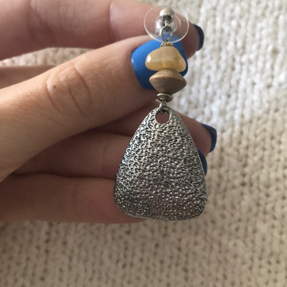 Triangular dangle earring - Picture 2 of 2
